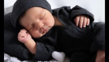 כוכבים ישנוניים: מדריכים את תינוקך ללילות שלווים ונינוחים