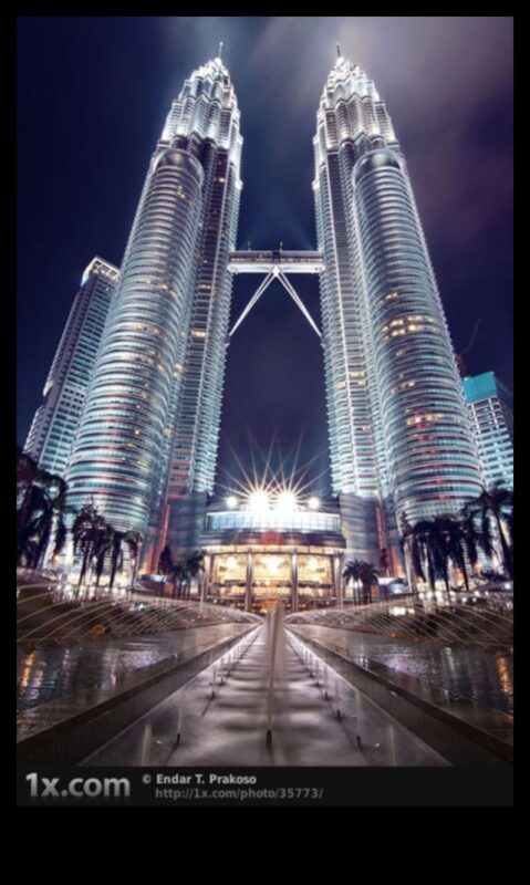 סימטריה וקווי רקיע: אמנות הצילום האדריכלי